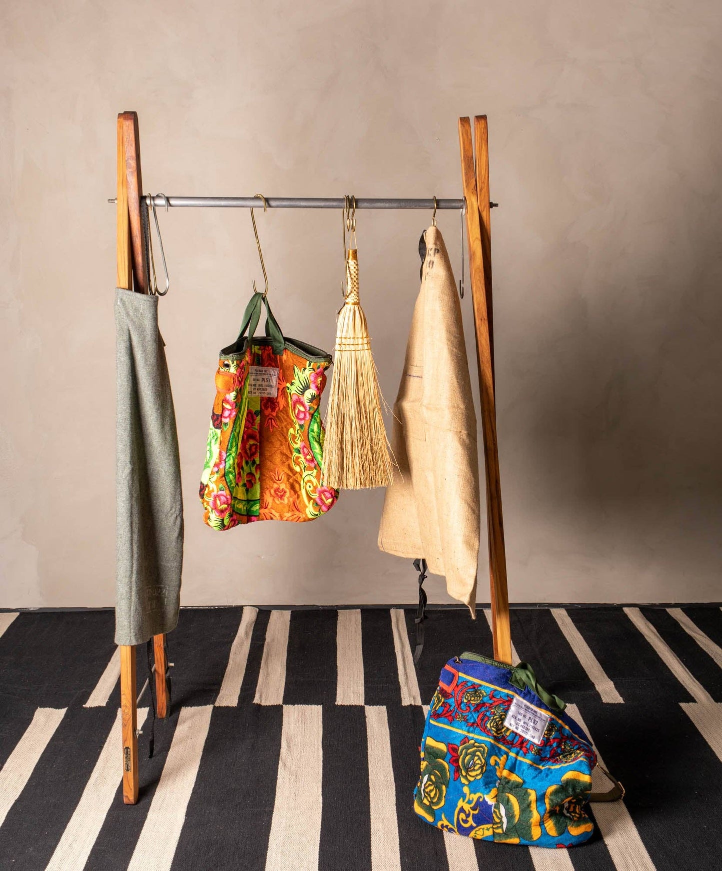 TEAK WOOD GARMENT RACK: Default title
